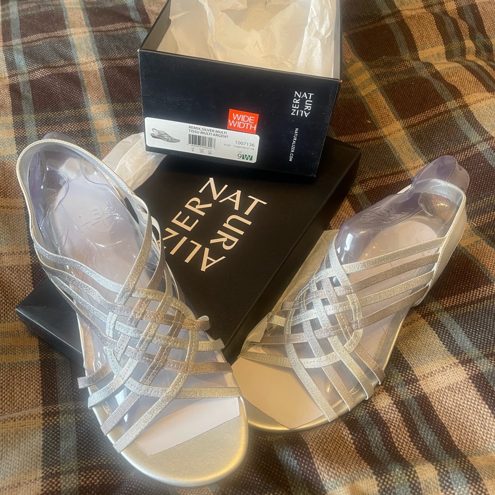 NEW in box!  NATURALIZER “Remix” Sandals - 9W Silver